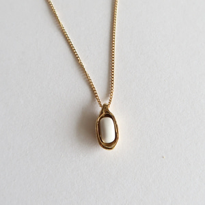 Square in circle necklace [DOL white flower]