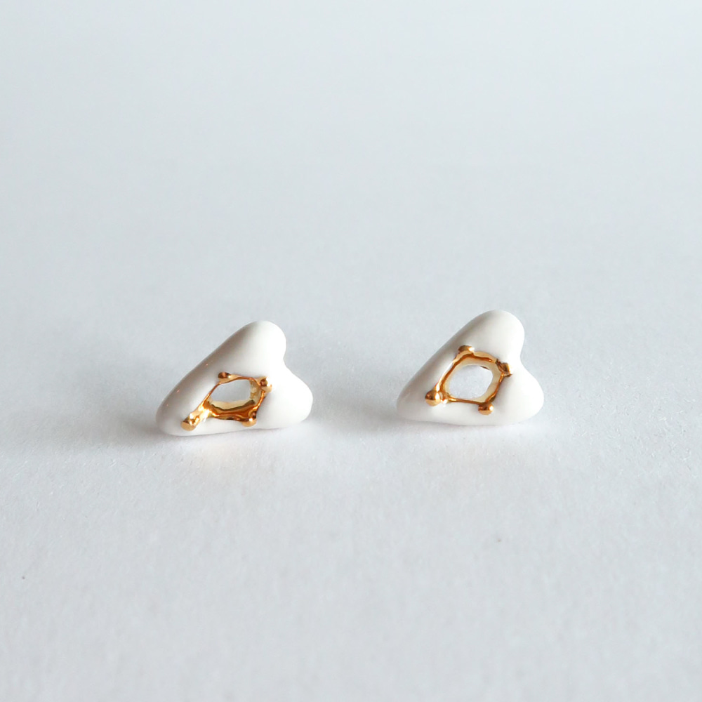 Diamond heart earring [white]
