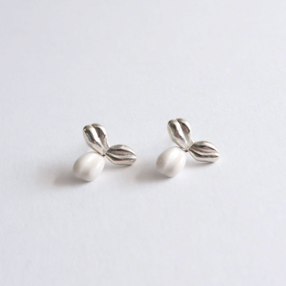 Clover drop earring [white]