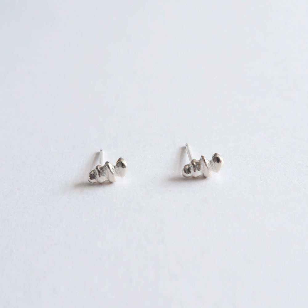 Tiny pebble earring [silver/gold]